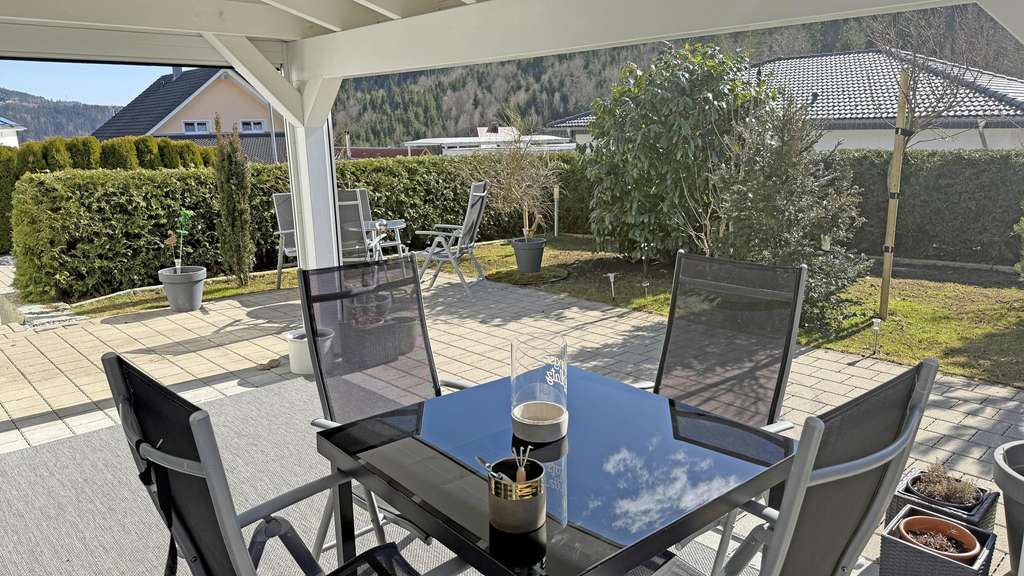 Immobilie in St. Blasien - Neuwertiges Einfamilienhaus mit Garten, PV & Südterrasse - in schöner Randlage von St. Blasien!  - Bild 1