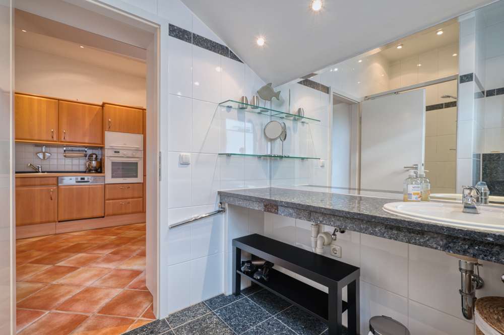 Immobilie in Wittenbeck - „Am Grün“: Jung mit Kamin, 2 Balkonen, Keller & Carport, in TOP Lage zwischen Golfplatz & Ostsee !!! - Bild 1