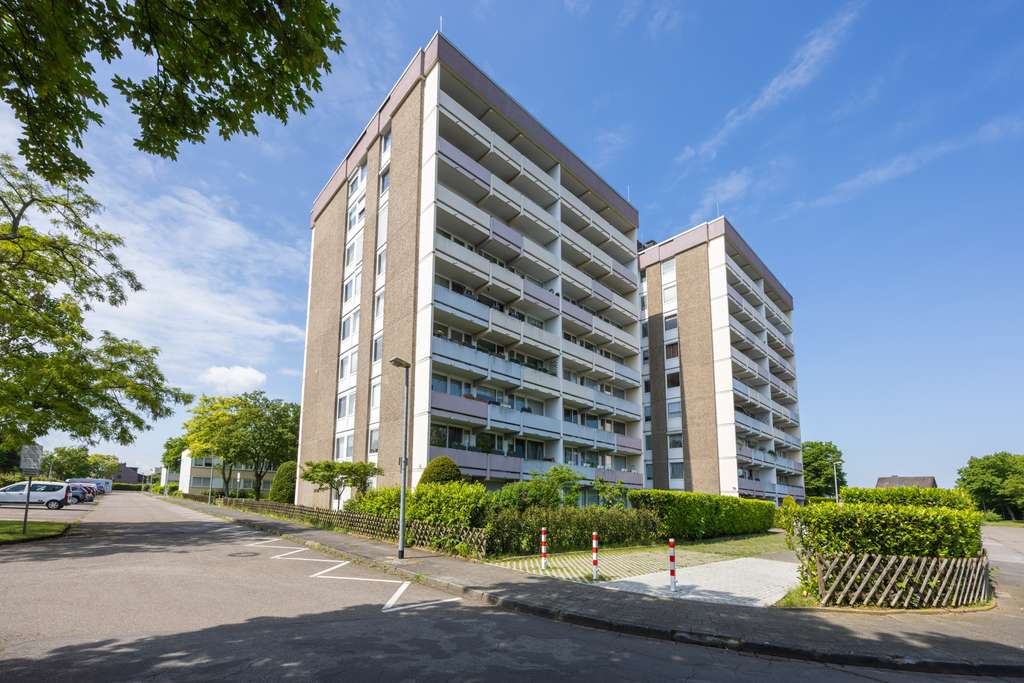 Immobilie in Dormagen - Renovierungsbedürftige 3-Zimmer-Wohnung mit Balkon, Aufzug sowie attraktivem Entwicklungspotenzial - Bild 1