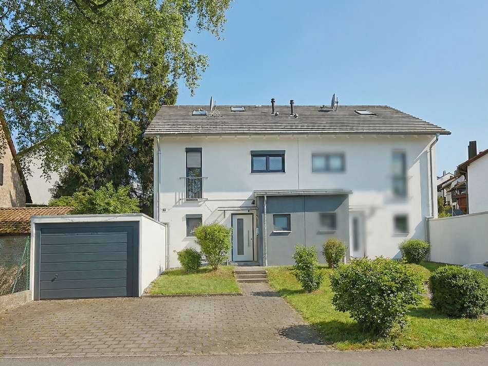 Großzügige Doppelhaushälfte...