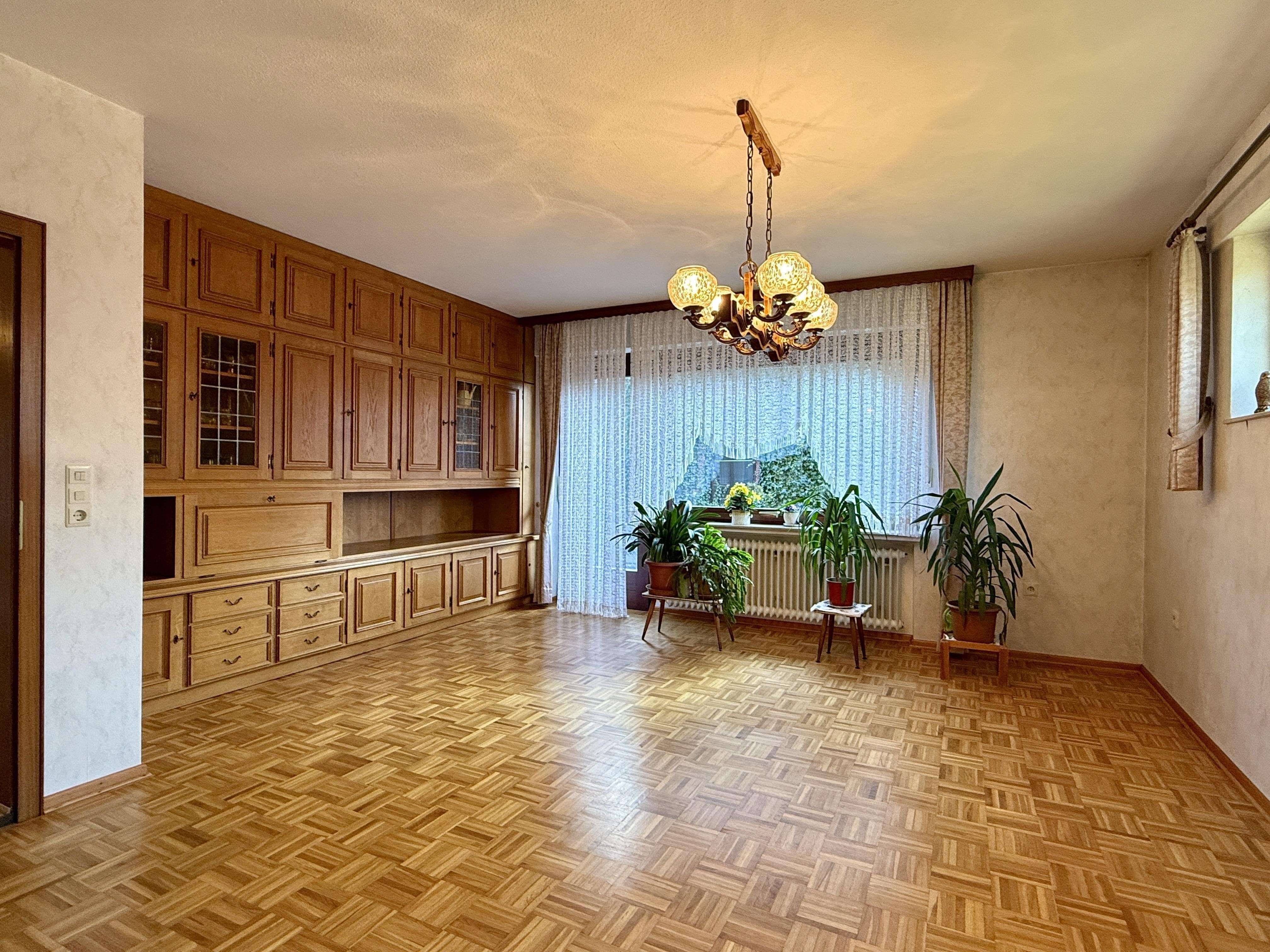 Immobilie in Hude (Oldenburg) - Zweifamilienhaus mit großem Grundstück und viel Nutzfläche - Bild 1