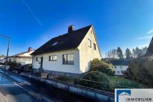 Großzügiges Ein- bis Zweifamilienhaus in ruhiger und gefragter Lage von Ransbach-Baumbach – Die vollständige Adresse der Immobilie erhältst du vom Anbieter., 56235 Ransbach-Baumbach – Vorschaubild 1