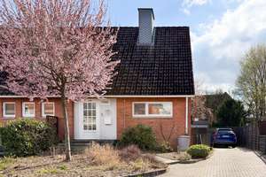 Charmantes Endreihenhaus auf großzügigem Grundstück – Einziehen und wohlfühlen – Die vollständige Adresse der Immobilie erhältst du vom Anbieter., 24534 Böcklersiedlung-Bugenhagen, Neumünster – Vorschaubild 1