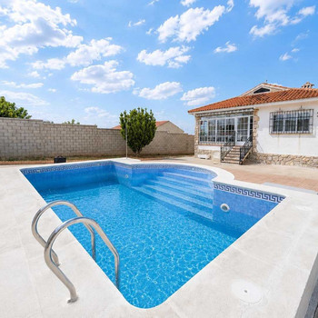 FREISTEHENDES CHALET MIT POOL IN PEZUELA DE TORRES, URBANISATION LOS CAMINOS.