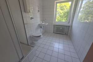 Helle und frisch renovierte 2-Zimmerwohnung zu vermieten! – Peter-Rasspe-Straße 61, 42651 Solingen-Mitte, Solingen – Vorschaubild 2