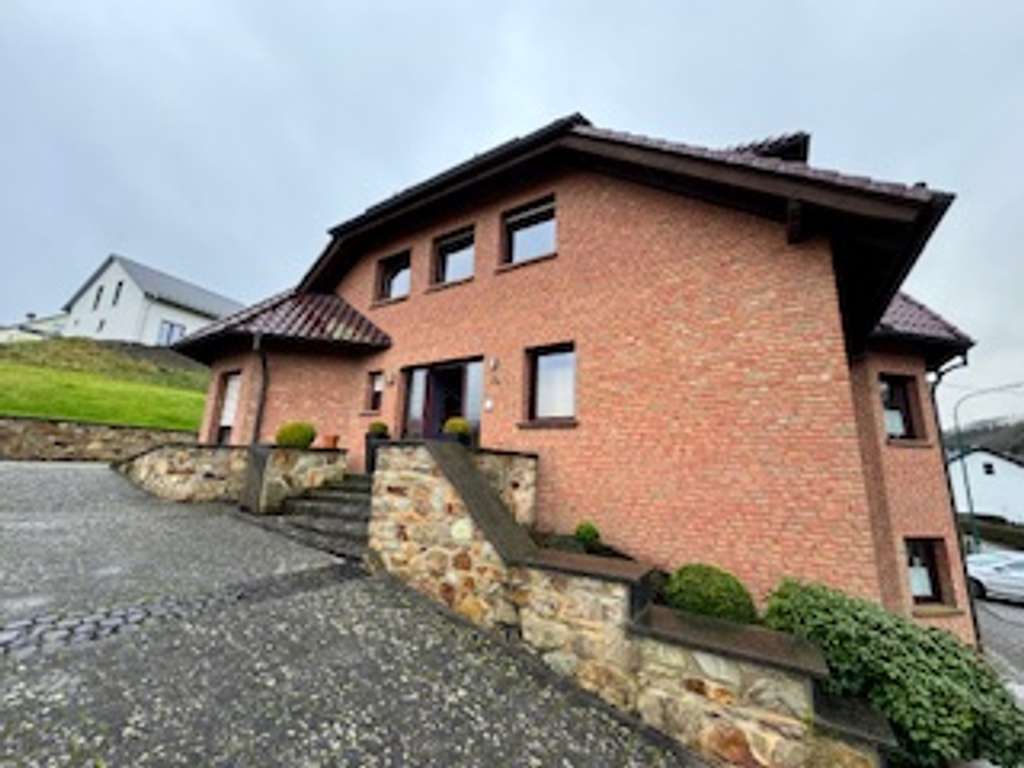 Immobilie in Neroth - Freistehendes Einfamilienhaus mit Doppelgarage in Neroth - Bild 1