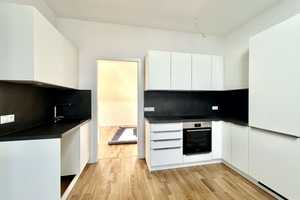 Moderne Dachgeschosswohnung mit Einbauküche im Erstbezug! – Gounodstraße 23, 10388 Berlin – Vorschaubild 8