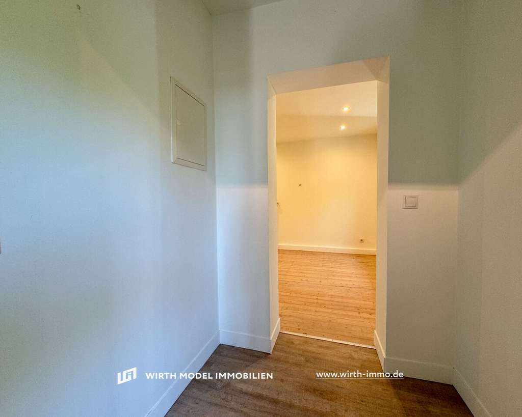 Immobilie in Schweinfurt - 1.139 m² Grundstücksfläche mit Dreifamilienhaus und Doppelgarage an der Haardt - Bild 2