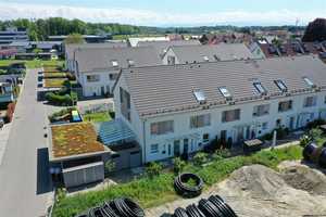 Reiheneckhaus mit zwei Carports 
für junge Familie in Meckenbeuren – Bodenseekreis – Vorschaubild 1