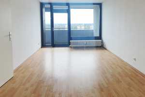 Mit Blick auf Mannheim: Große und helle 2 Zimmer zu vermieten! – Geraer Ring 10, 68309 Mannheim – Vorschaubild 1