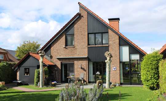 Architektonisch außergewöhnliches, sehr gepflegtes Einfamilienhaus auf Eckgrundstück