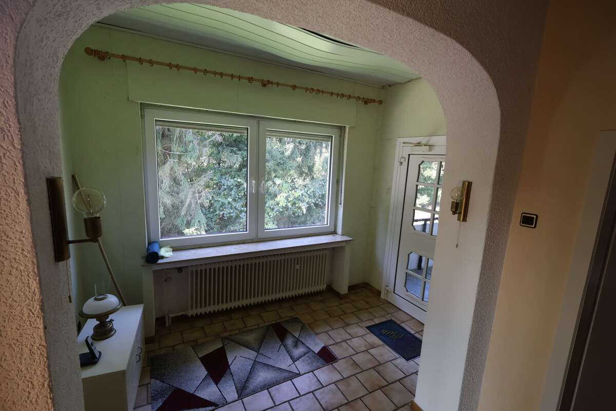 Immobilie in Hüllhorst - Einfamilienhaus mit Potenzial – ruhige Lage, nur ein Nachbar - Bild 1