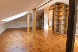 Lichtdurchflutete 2,5-Zimmer-Dachgeschosswohnung mit Einbauküche und Stellplatz in Hamburg-Cranz – Estedeich 46, 21129 Cranz, Hamburg – Vorschaubild 2