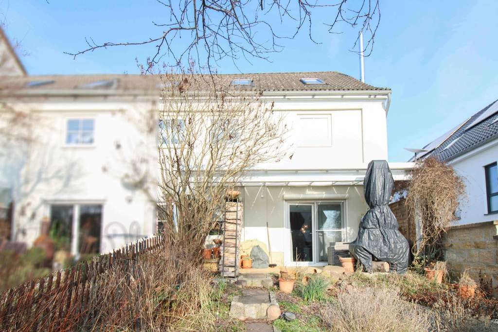 Immobilie in Vechelde - Stilvoll modernisiertes Reihenendhaus mit Terrasse, Kamin & Garage in Groß Gleidingen
 - Bild 2