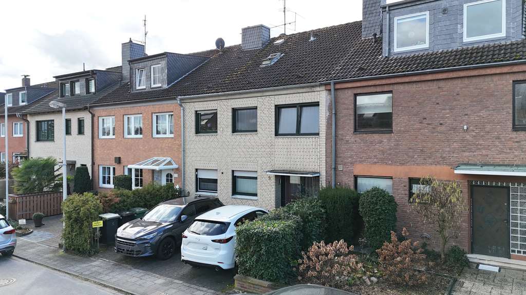 Immobilie in Dormagen - Vollvermietetes Dreifamilienhaus mit Ausbaupotenzial in Dormagen-Delhoven - Bild 0