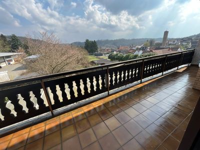 Renovierte Wohnung mit großem Balkon und Garage