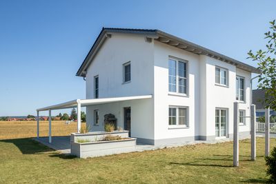 Einfamilienhaus mit Traumgarten und großer überdachter Terrasse