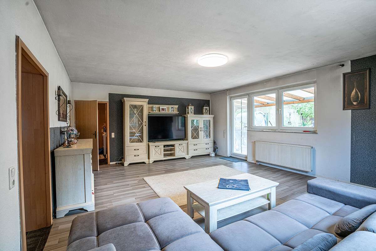 Immobilie in Bedburg - Historisches Wohnhaus anno 1860 mit modernem Anbau, Kamin & Entwicklungspotenzial - Bild 1