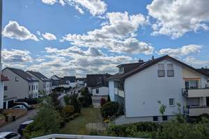 Attraktive, frisch sanierte 2-Zimmer-Dachgeschosswohnung mit Balkon, Garage und Einbauküche – Seligenstäder Str. 21, 63322 Rödermark – Vorschaubild 1