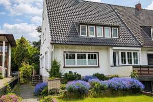 Viel Platz und großes Grundstück: 5-Zimmer-Doppelhaushälfte in ruhiger Bremer Wohnlage