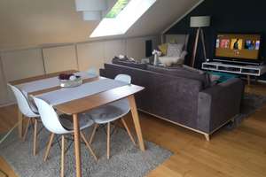 Stilvolle, gepflegte 2-Zimmer-Dachgeschosswohnung mit Balkon und Einbauküche in Stuttgart