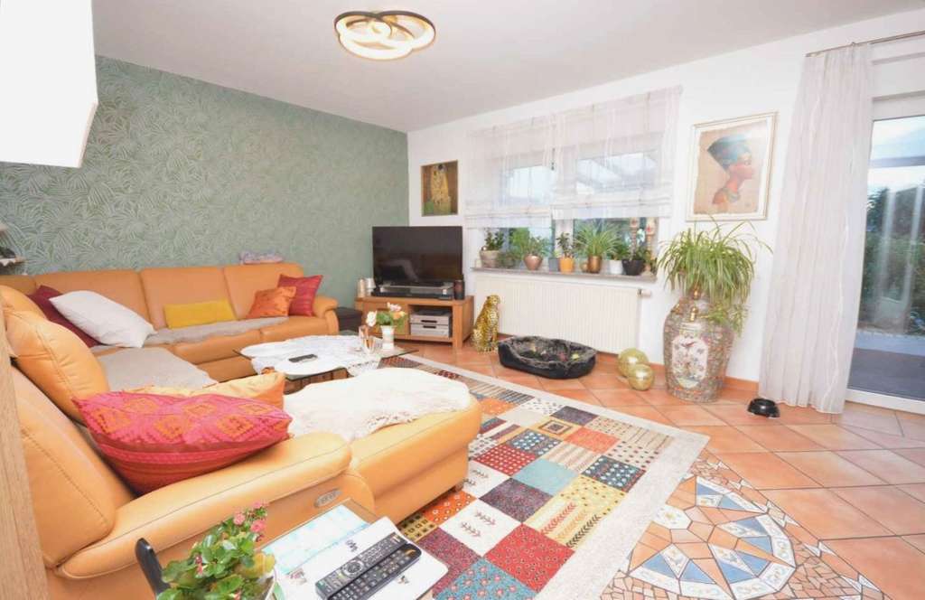 Immobilie in Schwülper - Wunderschöne, top gepflegte Doppelhaushälfte mit liebevoll angelegtem Garten, Keller + Garage. - Bild 2