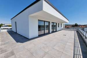 *** Schicke 4-Zi.-Penthouse-Whg. mit 90 qm großer Dachterrasse, 2 TG-Stellplätzen und EBK ***