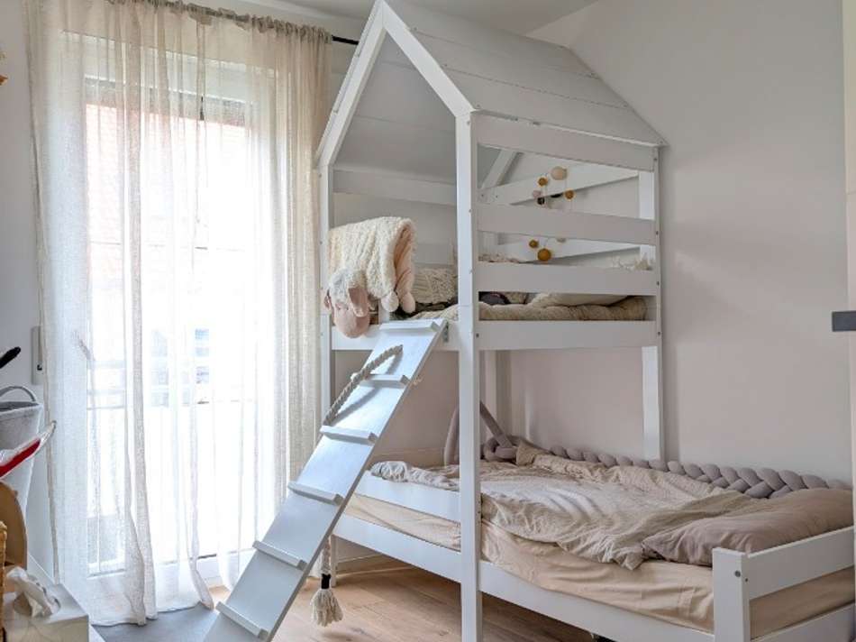 Kinderzimmer1 mit bodentief...