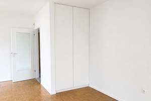 Frisch renovierte 2-Zimmer-Wohnung mit großem Balkon, neuer Einbauküche und Aufzug in Innenstadtlage – Barbarossastr. 43, 41061 Gladbach, Mönchengladbach – Vorschaubild 2