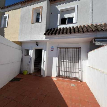 Großes Haus mit Vorgarten und Hinterhof in Villamartín