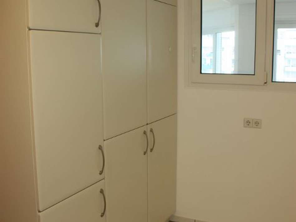 Küche mit Kühlschrank und gerä