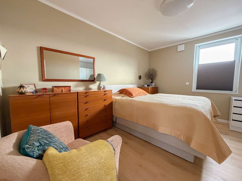 Immobilie in Dörfles-Esbach - Exklusive neuwertige Dachgeschosswohnung mit Dachterrasse, Aufzug & Veste-Blick - Bild 0