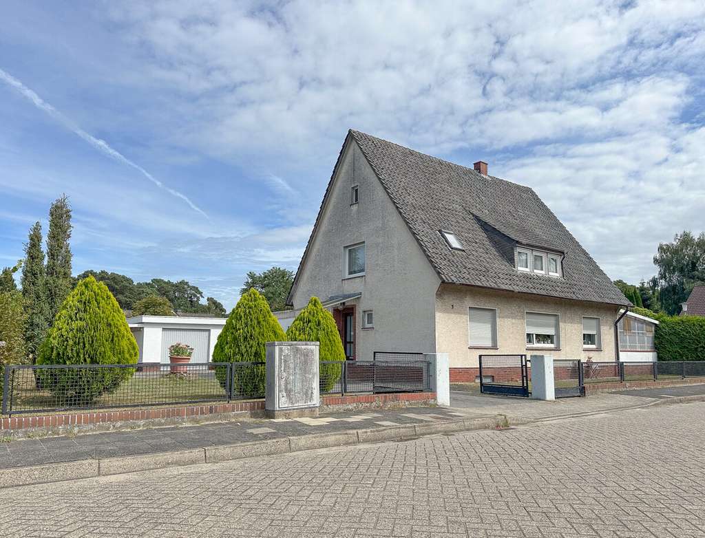 Immobilie in Lingen (Ems) - Lingen - Schepsdorf: Zweifamilienhaus mit Entwicklungspotenzial oder Neubebauung nach 34 BauGB - Bild 1