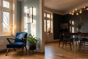 3-Zi.-Altbaujuwel mit Balkon und historischem Kachelofen im idyllischen Komponistenviertel