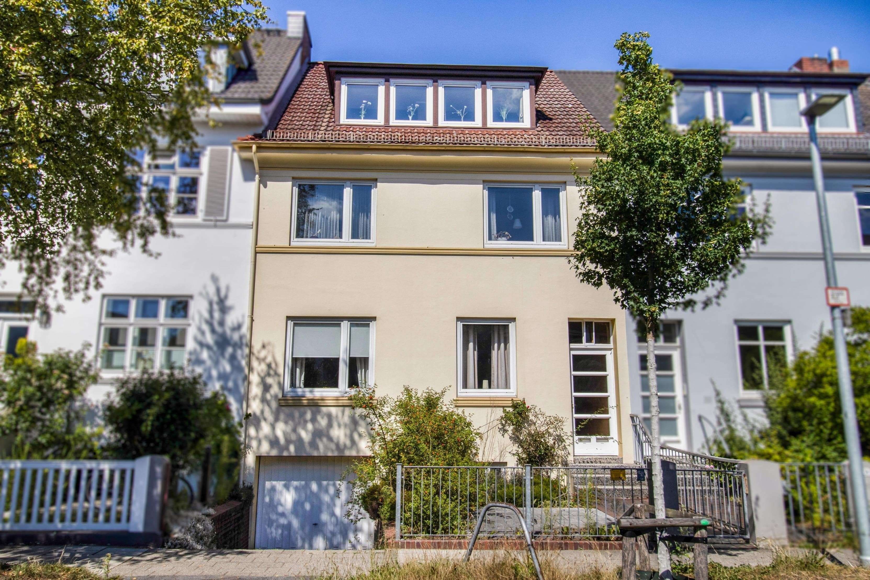 Bremen - Schwachhausen / Charmantes Zweifamilienhaus mit viel Potential in sehr beliebter Lage, Bremen – Bild 1