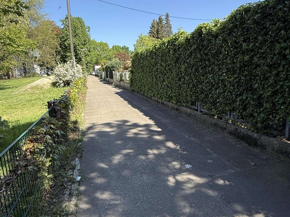 Gehweg hinter dem Grundstück