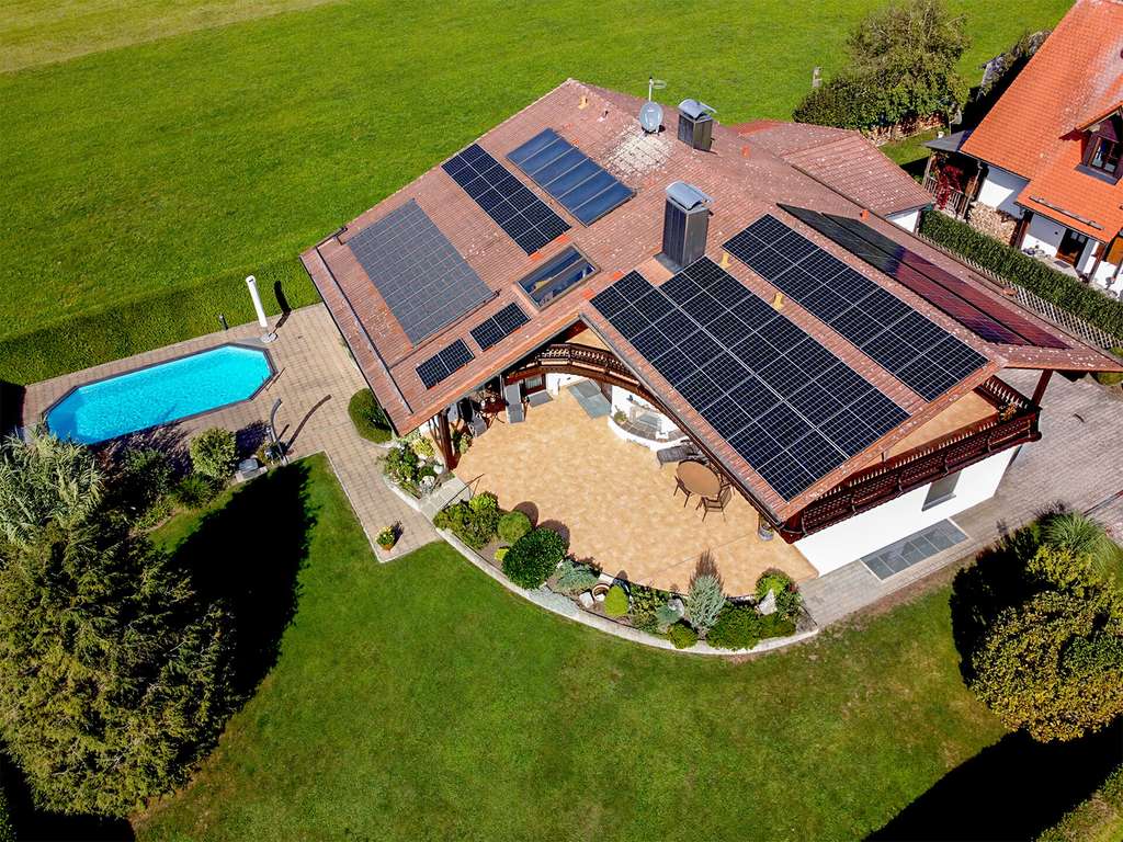 Immobilie in Greifenberg - LANDHAUS MIT HOCHWERTIGER SOLARTECHNIK, POOL UND BLICK INS GRÜNE - Bild 1