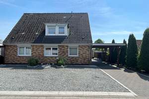 Viel Platz für Ihre Familie in diesem Haus in Stockelsdorf – Die vollständige Adresse der Immobilie erhältst du vom Anbieter., 23617 Stockelsdorf – Vorschaubild 1