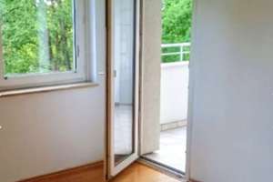 Zentrale, helle, ruhige 2-Zimmer Wohnung mit Balkon in grüner Parkanlage in Bogenhausen – Buschingstraße 45, 81677 Parkstadt, München – Vorschaubild 3