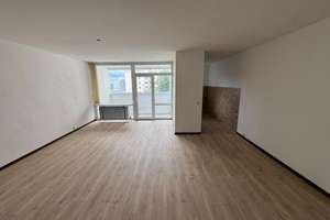 Helle 1,5-Zimmer-Wohnung mit verglaster Loggia, Aufzug und Keller in Köln-Porz