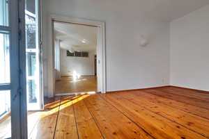 Wohnen mit Charme: Lichtdurchflutete Altbauwohnung mit Kamin & Balkon – München – Vorschaubild 2