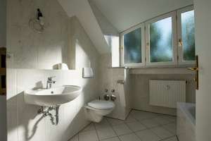 Helle Dachgeschosswohnung mit Charme und schönem Ausblick – Die vollständige Adresse der Immobilie erhältst du vom Anbieter., 81827 Waldtrudering, München – Vorschaubild 5
