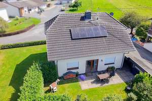 **RESERVIERT** Sehr gepflegtes Einfamilienhaus in schöner Ortsrandlage! – Die vollständige Adresse der Immobilie erhältst du vom Anbieter., 57627 Heuzert – Vorschaubild 2
