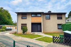 Zweifamilienhaus mit vier Garagen auf 1.171 m² – beide Wohnungen bezugsfrei