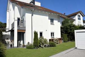 Moderne Doppelhaushälfte in ruhiger Lage von Wiesbaden-Naurod mit Garten, Kamin und Dachterrasse