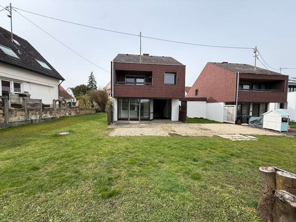 Hausrückansicht mit Garten 