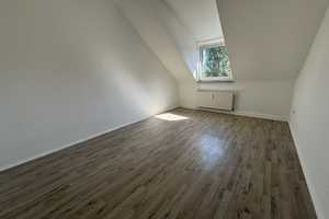 *2 Zimmer im stilvollen Altbau Dachgeschoss* – Mülheimer Straße 382, 46045 Oberhausen – Vorschaubild 3