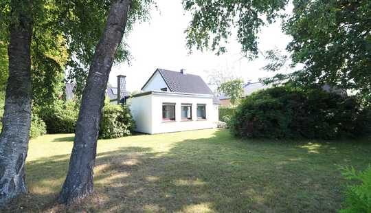 Bild von Teilmodernisiertes, älteres Wohnhaus mit Garage auf schönem Grundstück