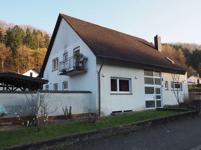 FREISTEHENDES ZWEIFAMILIENHAUS MIT GARAGE UND GARTEN