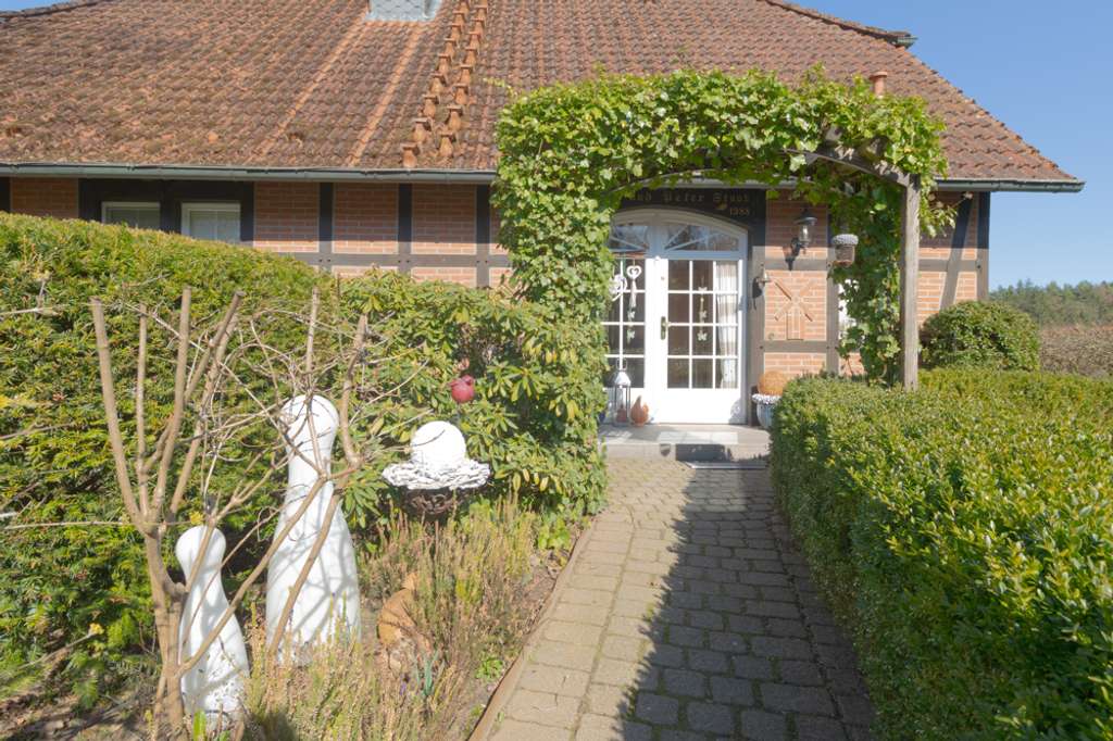 Immobilie in Schnakenbek - Schnakenbek: Einfamilienhaus im Landhausstil mit schönem Garten, Vollkeller und Doppelcarport! - Bild 4